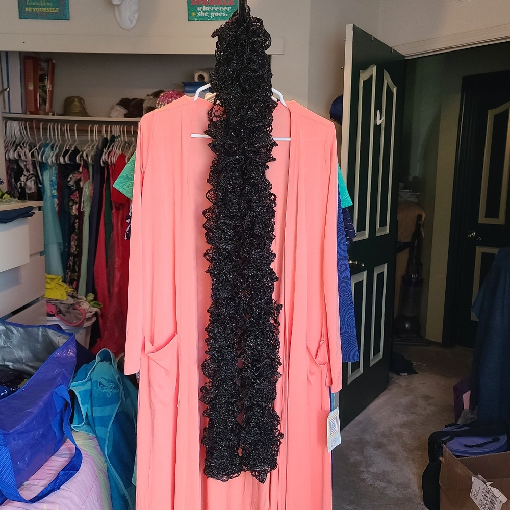 Handmade Ruffle Scarf- Brand New - Picture 3 of 3